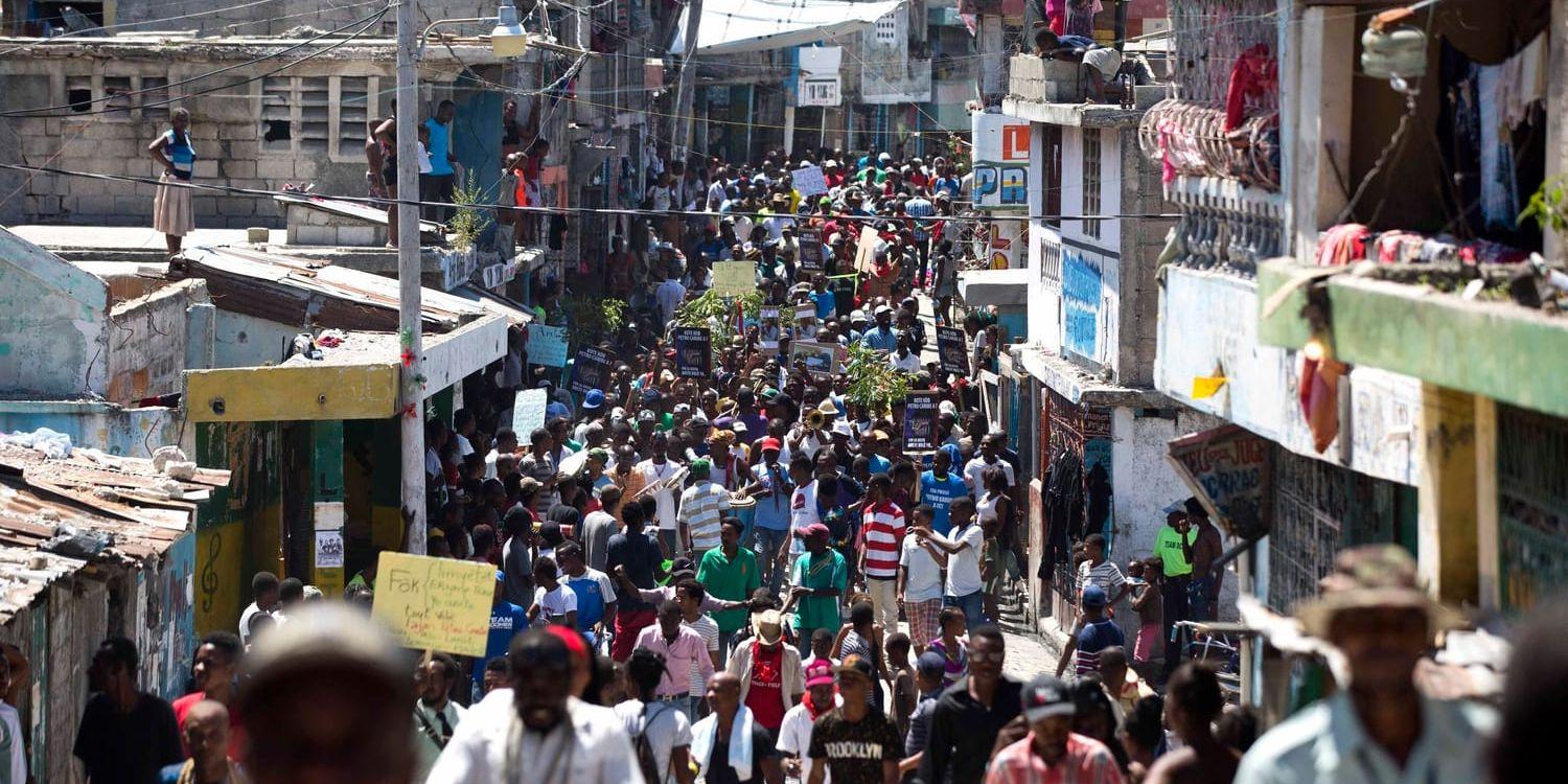 Hundratals haitier protesterade på söndagen mot korruption inom oljeprogrammet Petrocaribe.