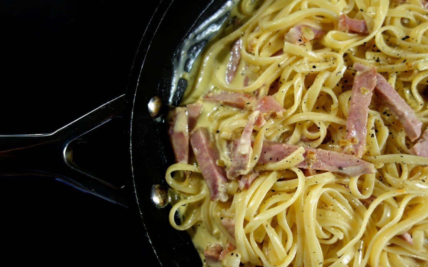 Kolarhustruns spaghetti. Svartpepparn symboliserar koldammet som lade sig över den nykokta pastan.