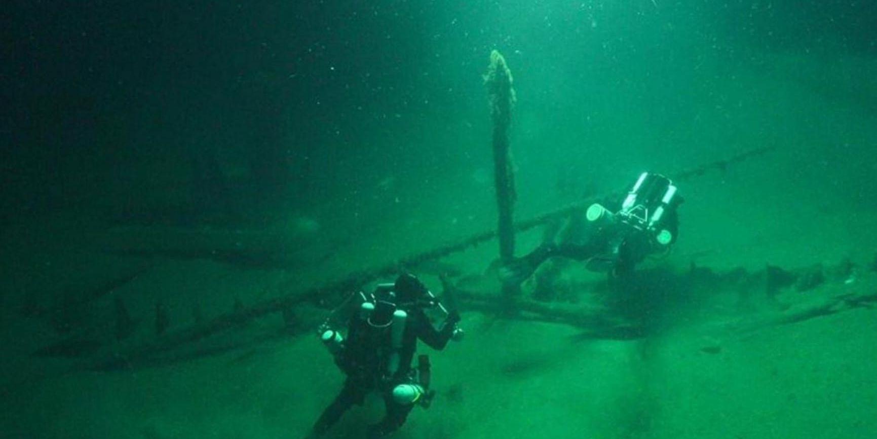 En av de romerska galärerna hittades på dryga 90 meters djup vilket gjorde att dykare kunde ta sig ned till vraket.