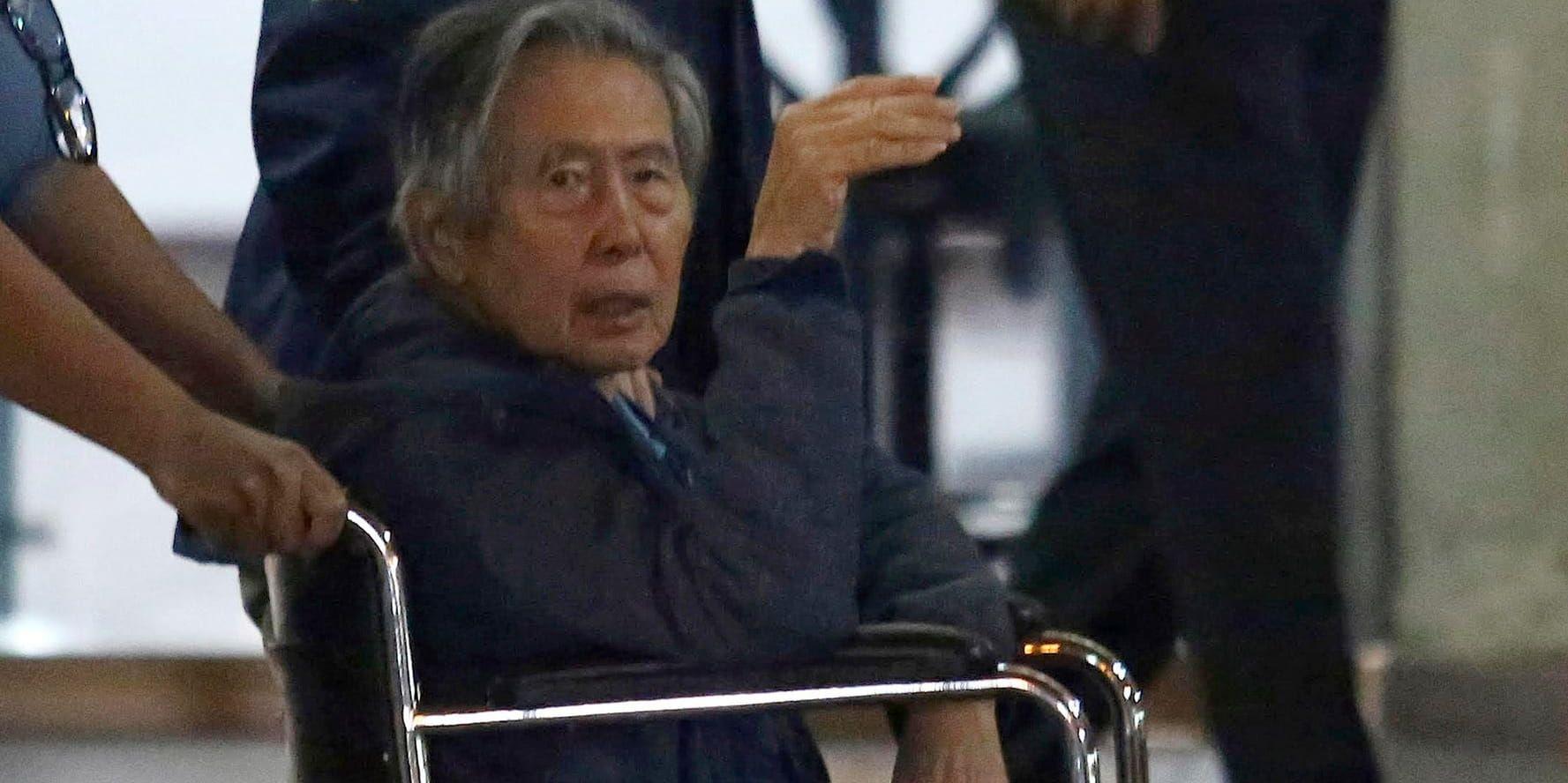 Före detta presidenten Alberto Fujimori när han sittande i en rullstol lämnar ett sjukhus i Perus huvudstad Lima i januari.