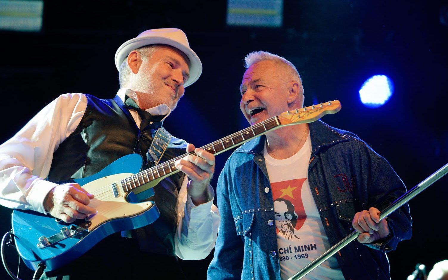Jerry Williams rockar på vid 74 års ålder, här med gitarristen Staffan Astner. Bild: Edith Camilla Svensson