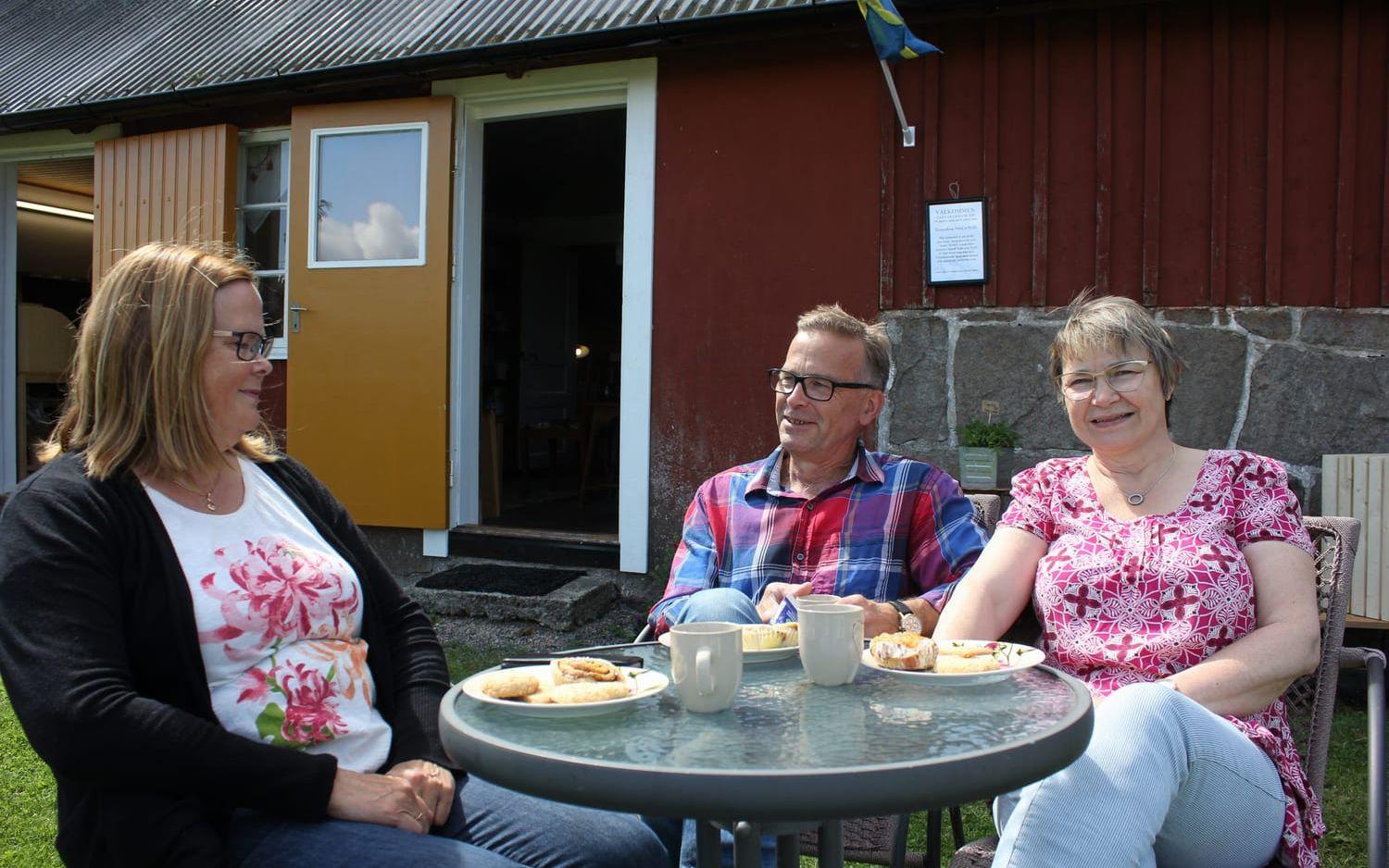 Tvillingarna Gunnel Nilsson och Gösta Torbjörnsson samt makan Karin Torbjörnsson driver stället tillsammans. BILD: Linda Glendell