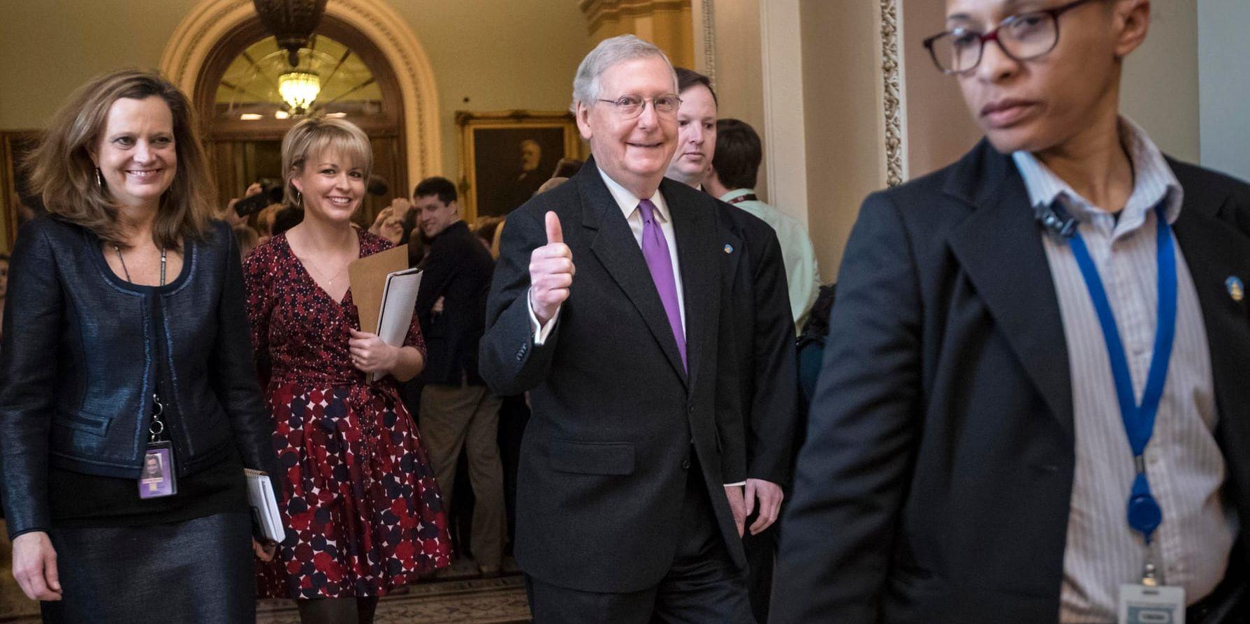 Republikanen Mitch McConnell, majoritetsledare i senaten, gör tummen upp efter omröstningen i Washington.