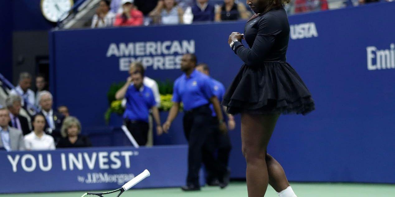 Serena Williams har sönder sin racket i ilskan under US Open-finalen.
