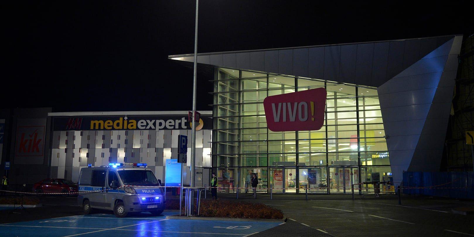 Polis framför köpcentret i Polen där en kvinna dödades och flera personer skadades.