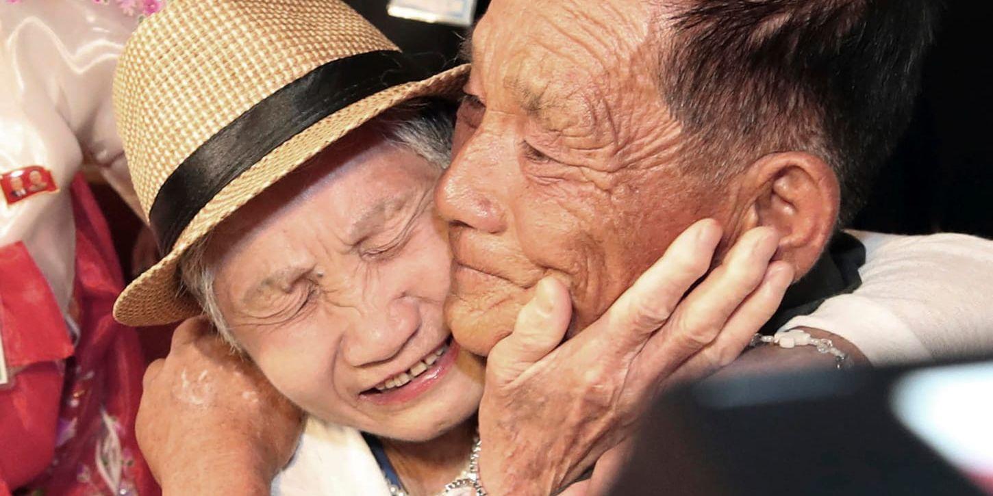 92-åriga Lee Keum-Seom kramar om sin son Ri Sang Chol, 71, för första gången på 68 år. De skildes från varandra under Koreakriget 1950-1953. Under måndagen inleddes en tre dagar lång återförening.