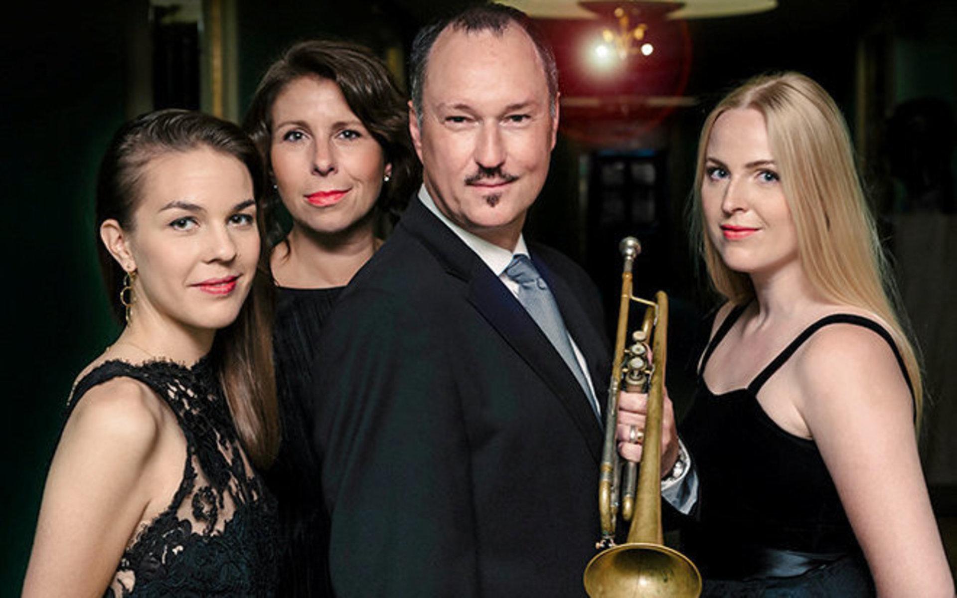 Fyra sångare hörs i Varbergs teater den 20 december, från vänster: Isabella Lundgren, Vivian Buczek, Peter Asplund (även trumpet) och Anna Jalkéus (även harpa). 