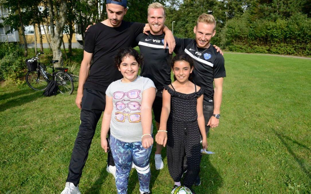 Zlatan Krizanovic, Per Karlsson, Tobias Englung tycker det är viktigt att möta ungdomarna i Falkenberg. Här med Assma och Zahra.