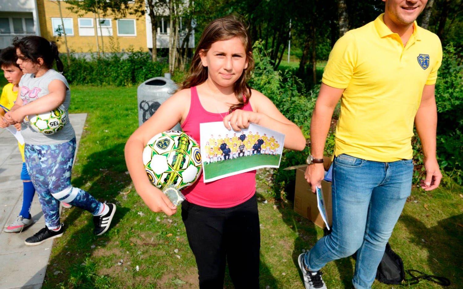 Emma spelar fotboll, hon tycker det viktigaste är att ha kul inte att vinna. Bild: Ellinor Svensson