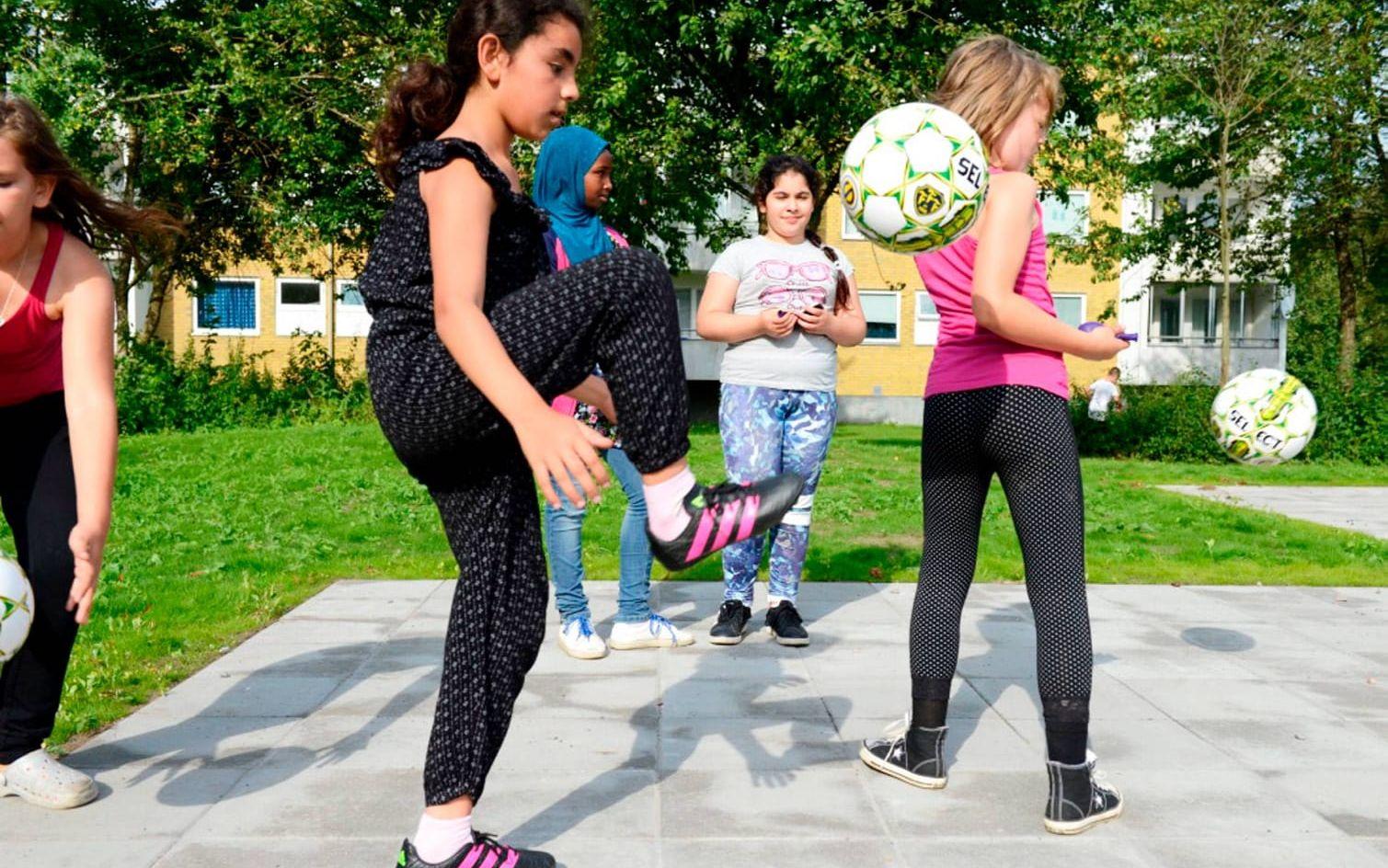 Zahra har lärt sig att kicka under invigningen av fotbollsplanen i Sloalyckan.  Bild: Ellinor Svensson
