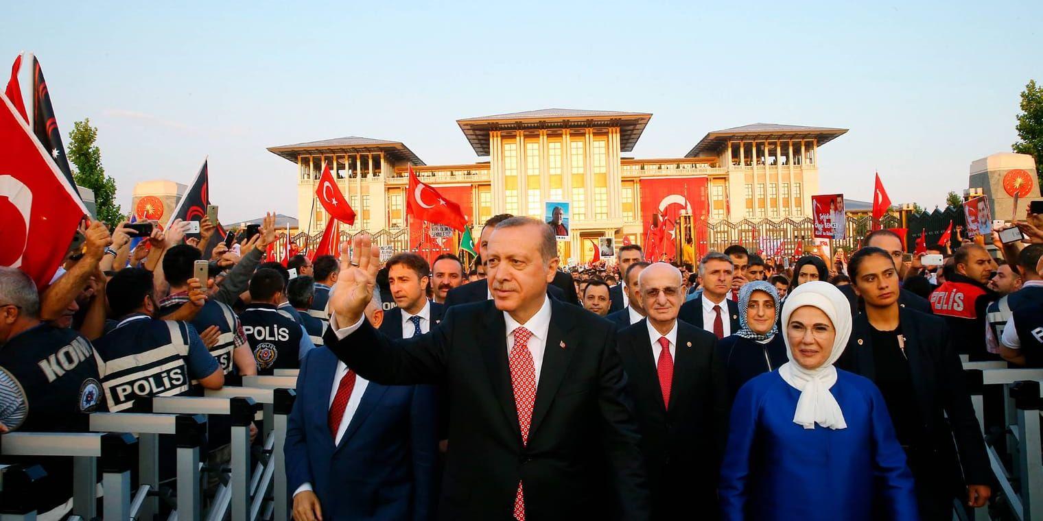 Turkiets president Recep Tayyip Erdogan som i våras gavs utökad makt genom en folkomröstning, har efter kuppförsöket för ett år sedan slagit ner hårt mot oppositionen och den fria pressen. Arkivbild.
