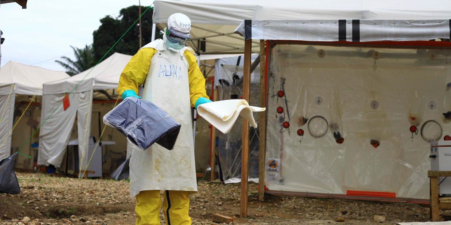 Sjukvårdspersonal i full skyddsutrustning vid en klinik för att behandla ebolasmittade i Beni i östra Kongo-Kinshasa i september.