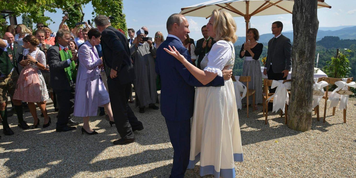 Rysslands president Vladimir Putin dansar med Österrikes utrikesminister Karin Kneissl vid hennes bröllop.