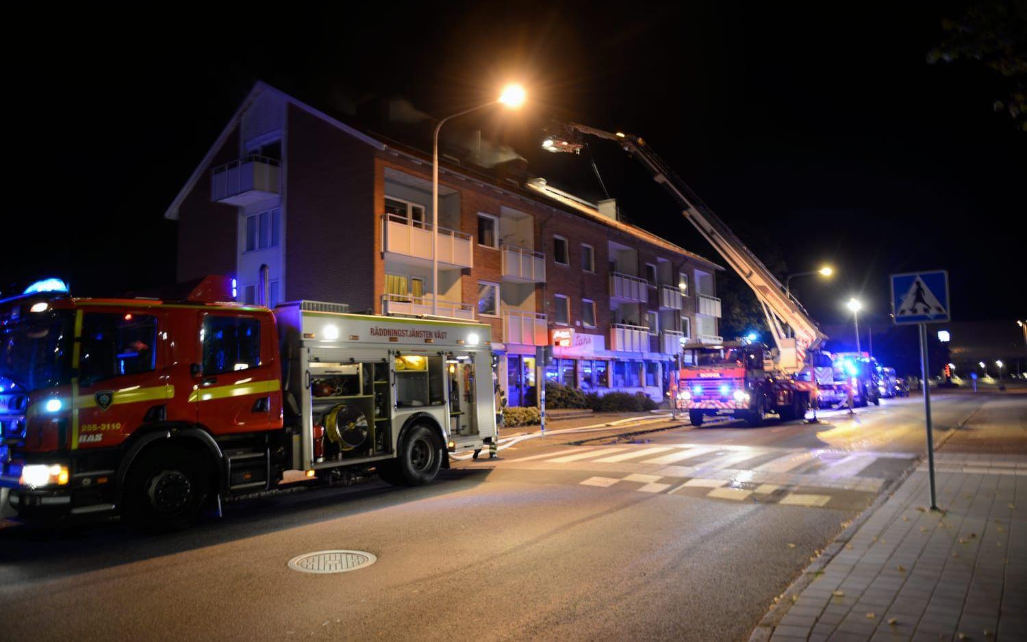 2016 - 23 september. En utbredd vindsbrand i Murtanhuset. Boende får evakueras mitt i natten. FOTO: Lena Lyxell