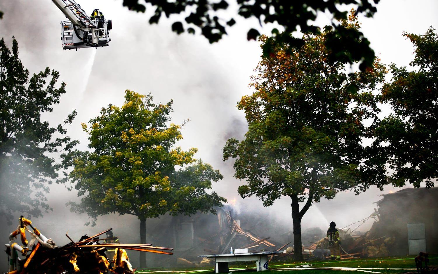 2011 – 25 september. Tångaskolans idrottshall förstörs. Dagen innan brinner det i ett soprum vid skolan. FOTO: Maria Gredeskog