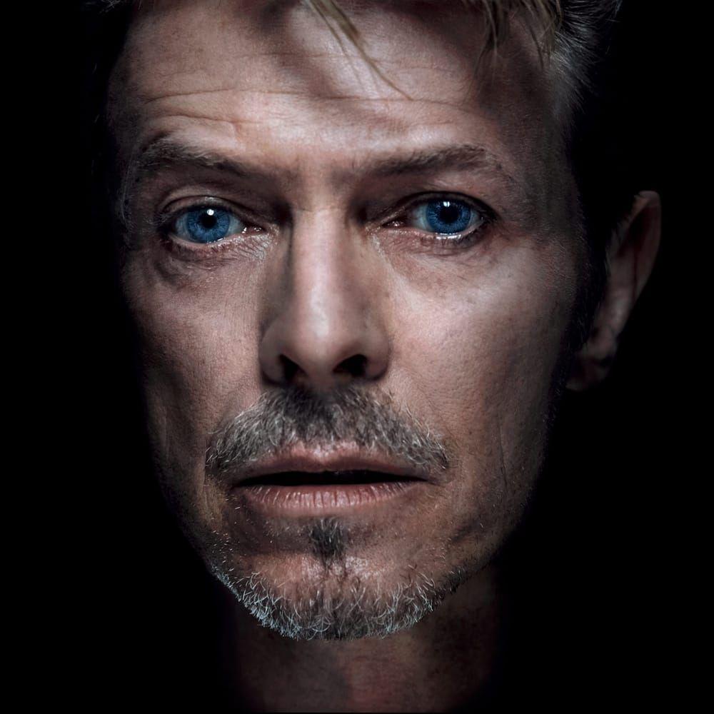 Där hänger flera porträtt på David Bowie av Gavin Evans.
