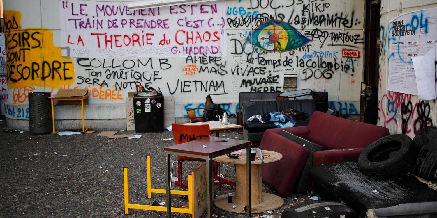 Bild inifrån Tolbiac-universitetet i Paris, där en studentockupation avbröts av kravallpolis på fredagen.
