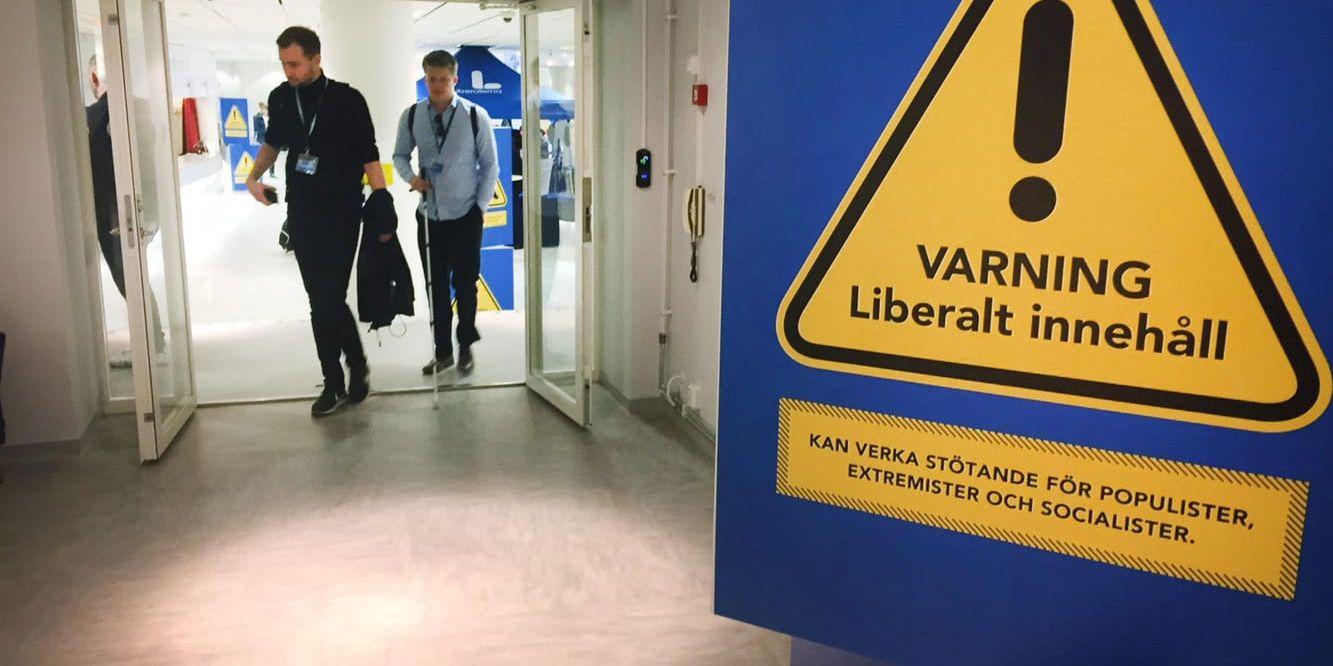 Skylt med texten "Varning Liberalt innehåll" på Liberalernas riksmöte i Västerås.