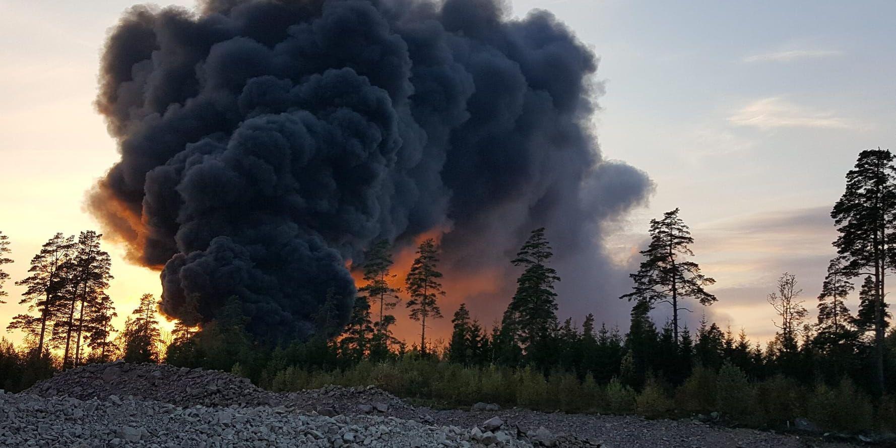 Giftig rök sprids i Nässjö från en omfattande brand vid en återvinningsanläggning. De som bor i vindriktningen från branden uppmanas att hålla sig inomhus, stänga fönster och slå av ventilationen.