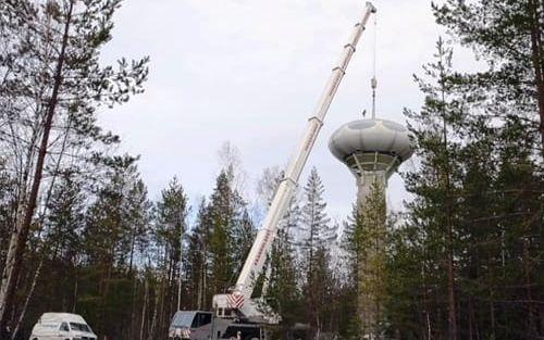 Byggnaden fraktades på lastbil till Bråvallas gamla flygplats, där den monterats på ett betongtorn för visningar. Bild: Fortifikationsverket