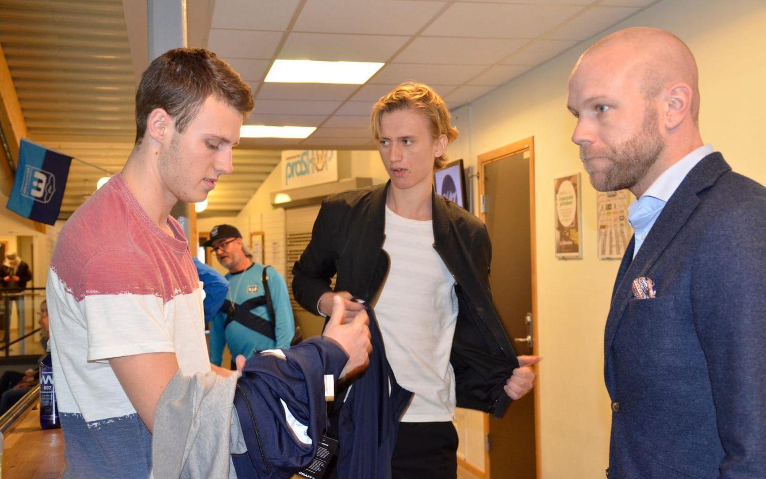 Warbergs sportchef Kimmo Eskelinen (till höger) är upprörd över att Falun knyckte Adam Dahlquist (i mitten) trots att talangen här poserar i Wic-tröjan. Arkivbild: Mattias Nilsson