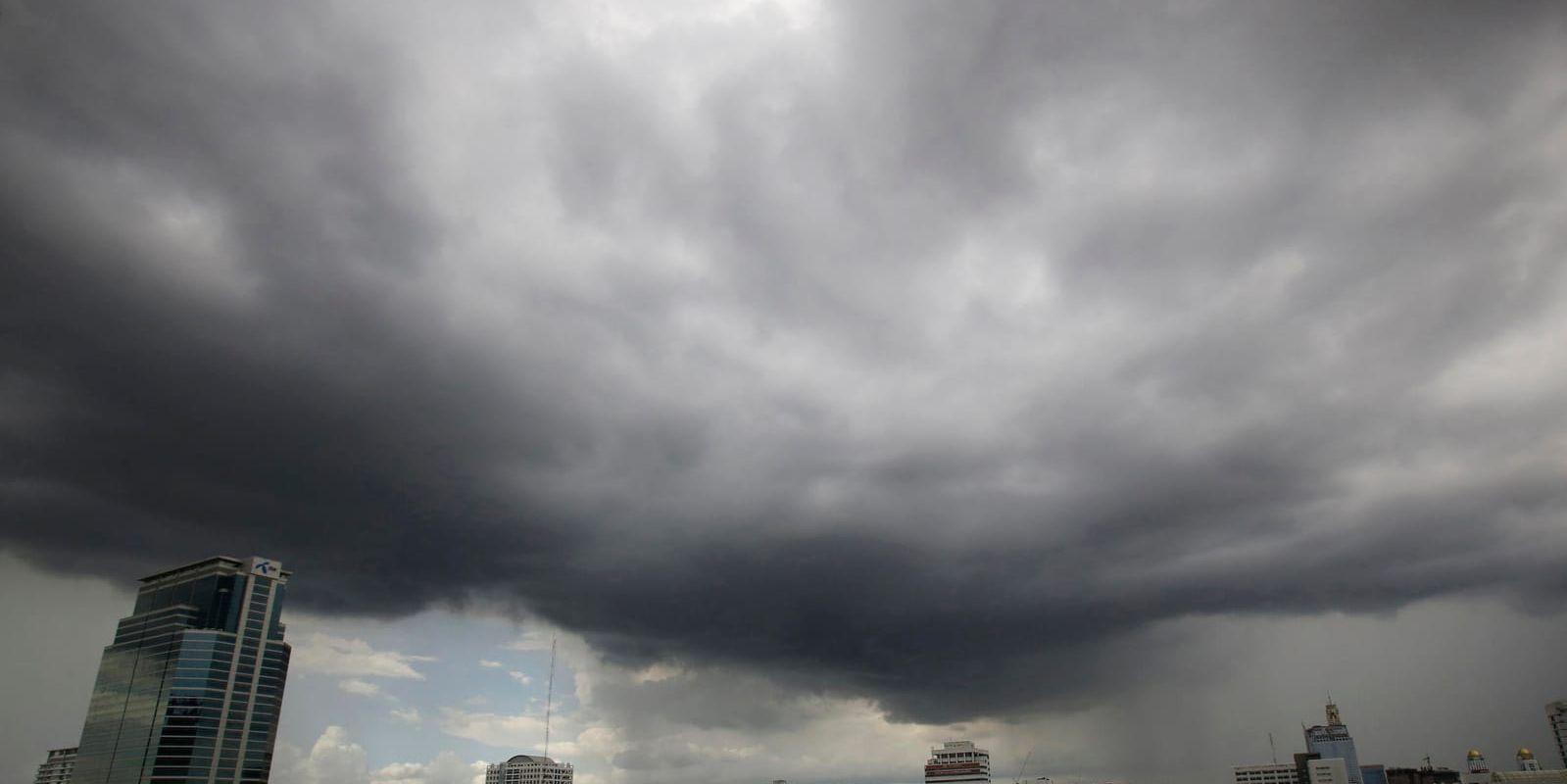 Luftkvaliteten i Bangkok är för dålig, enligt Greenpeace. På bilden syns regnmoln över huvudstaden. Arkivbild.