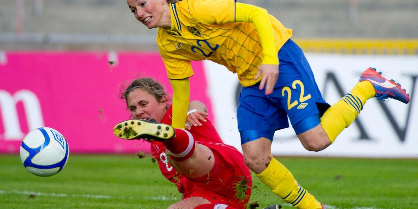 Shannon Woeller, i rött, under en landskamp mellan Sverige och USA. Arkivbild.