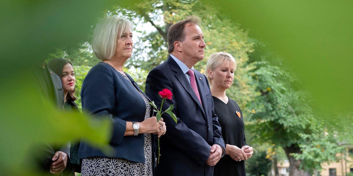 Ulla Löfven, statsminister Stefan Löfven (S) och utrikesminister Margot Wallström (S) besöker Anna Lindhs grav på Katarina kyrkogård i Stockholm.