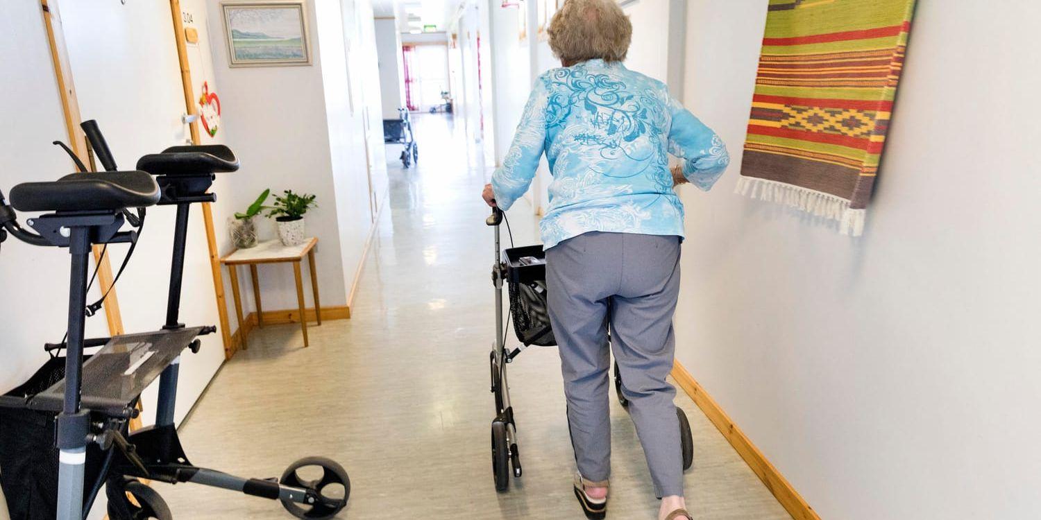 Bristande svenskkunskaper hos personalen utgör en direkt fara för brukarna inom äldreomsorgen. Arkivbild.