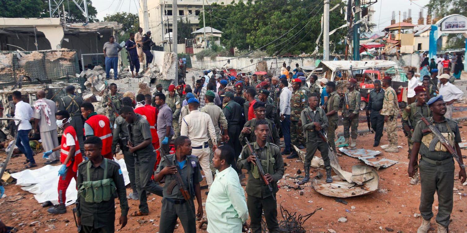 Säkerhetsstyrkor och räddningsarbetare vid platsen för attentatet mot ett hotell i Mogadishu i Somalia.