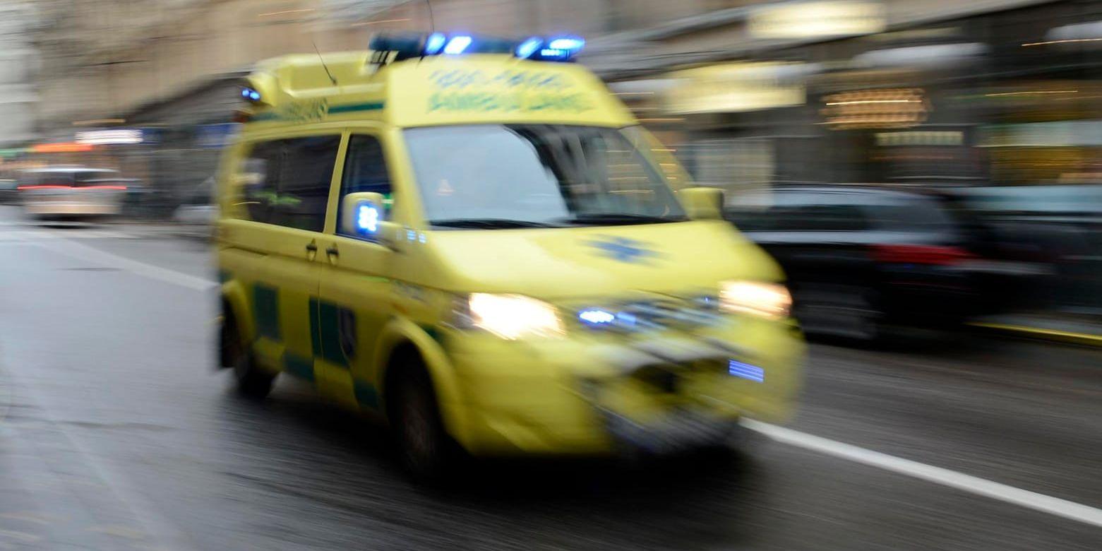 Ambulans tillkallades efter bråk vid gymnasieskola i Solna i Stockholm. Arkivbild.
