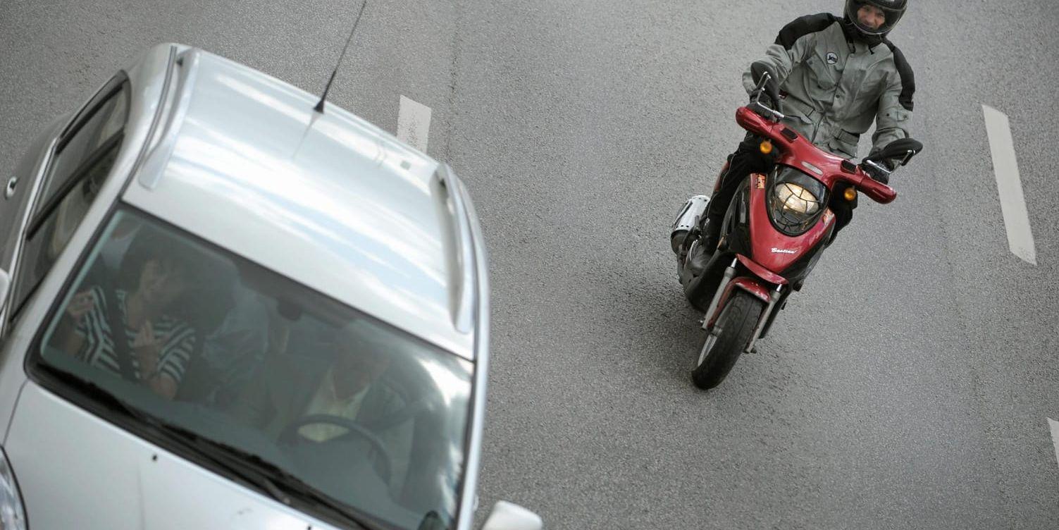 Körkort. I en bil färdas man säkrare än på en EU-moped. Även 16-åringar borde få ta körkort för bil.