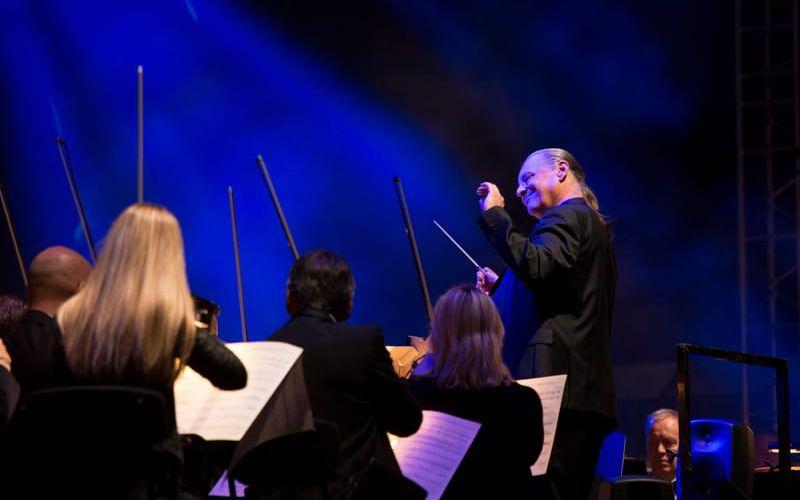 Artisterna backades upp av Stockholm Concert Orchestra under ledning av Anders Eljas. Bild: Dick Gillberg