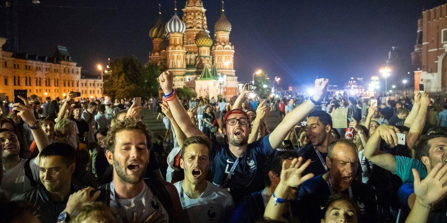 Franska fotbollssupportrar sjunger ut av segerglädje i Moskva. Arkivbild