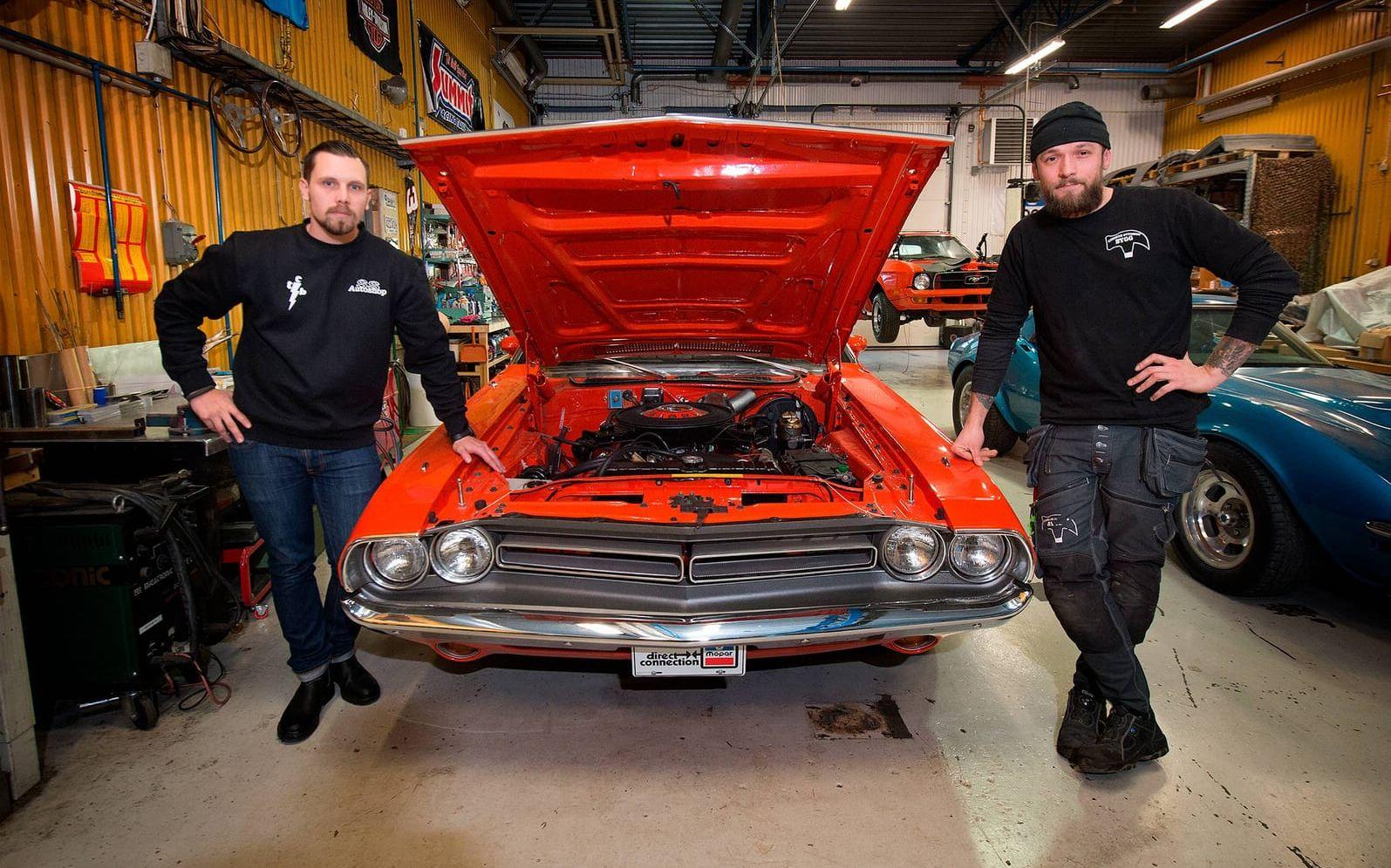 Säljs i USA. Simon och Tobias är snart klara med detta orangea glänsande projekt i form av en Dodge Challenger -71. Bilen kommer att säljas på aktion i Florida 31 mars.