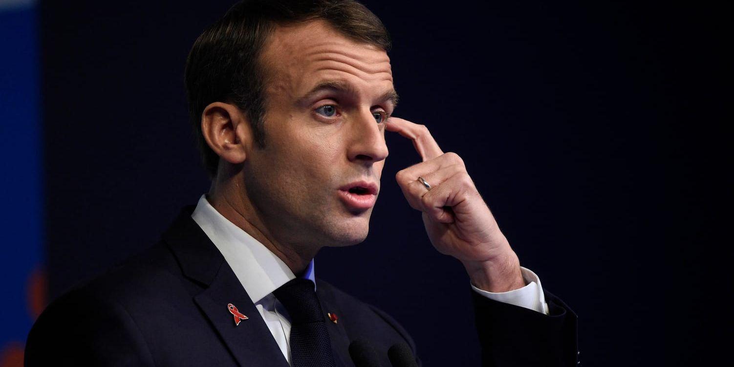 President Emmanuel Macron backar om höjda bränslepriser. Arkivbild.