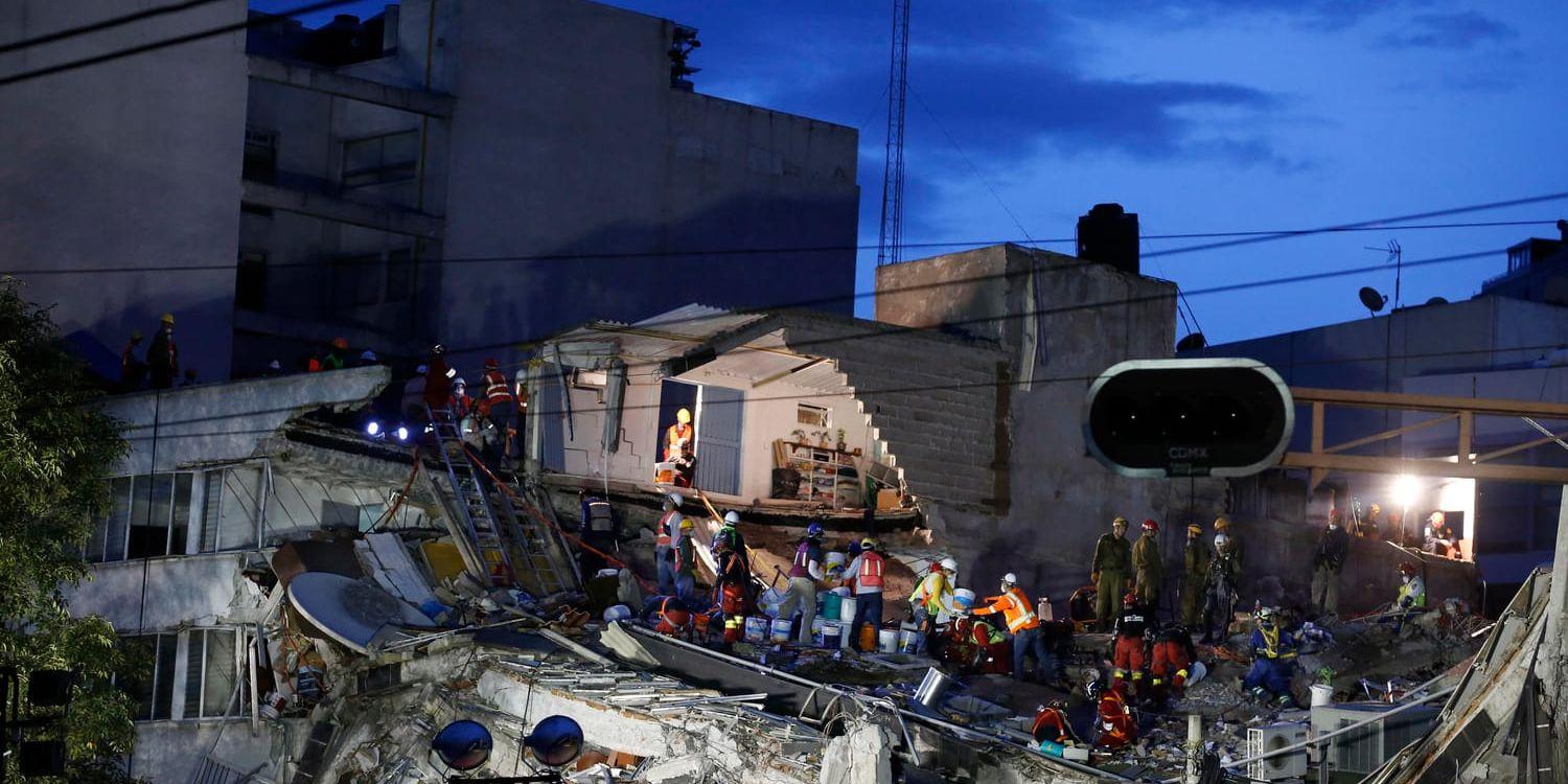 Räddningsinsatser vid en av de runt 50 raserade byggnaderna i Mexico City.