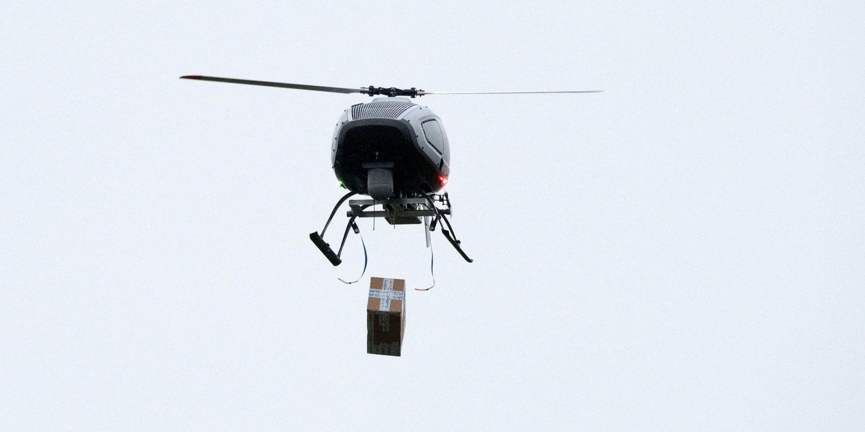 En drönare får företaget Cybaero genomför ett test och släpper två paket från luften under en praktikdag på drönarutbildningen på Ljungbyheds flygplats.