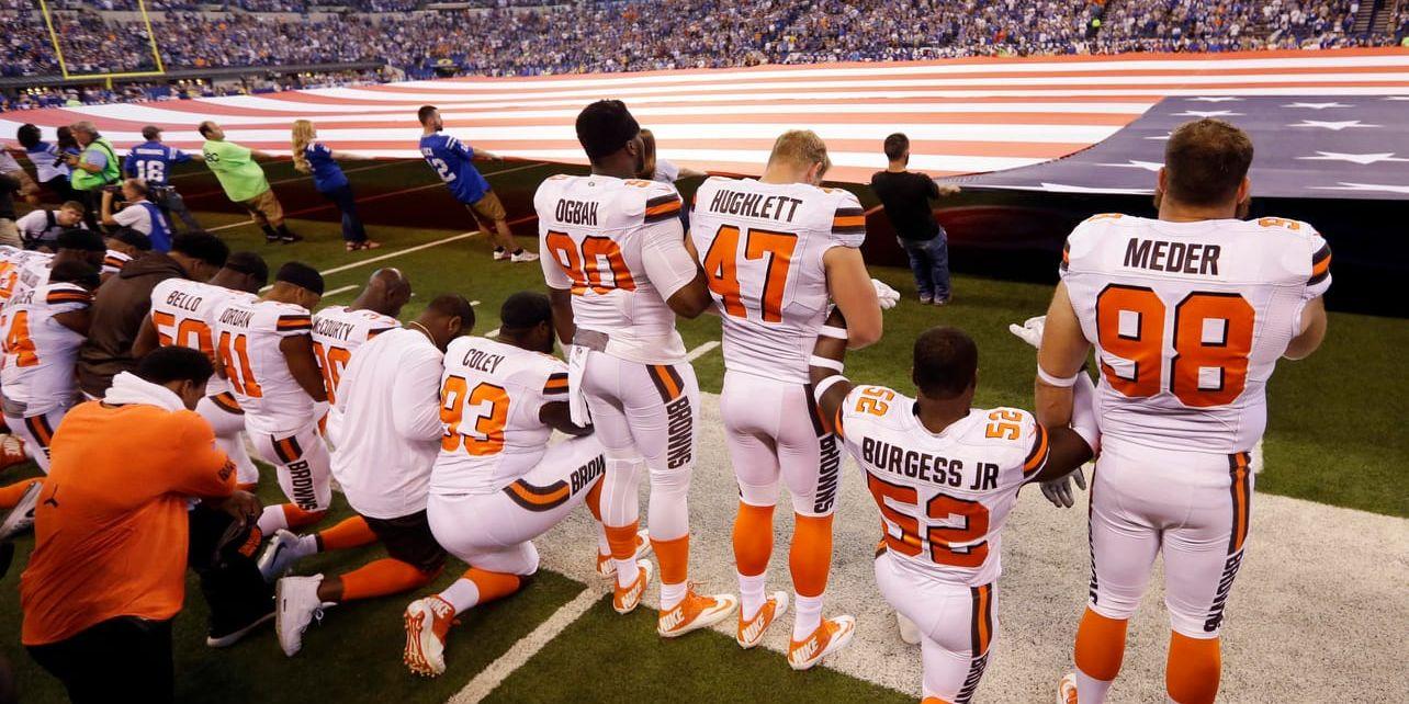Flera av spelarna i NFL-laget Cleveland knäböjer medan nationalsången spelas.