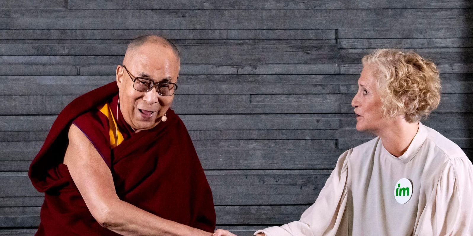 Nyligen var Dalai lama i Sverige för att delta i firandet av 80-årsjubilerande biståndsorganisationen IM, här i sällskap med generalsekreterare Ann Svensén. Arkivbild.