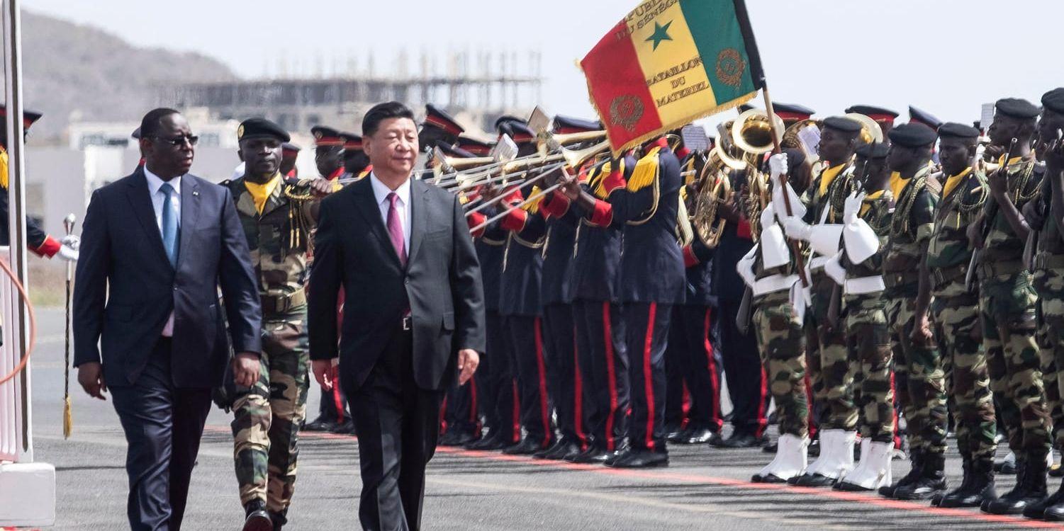 Senegals president Macky Sal välkomnar Kinas president Xi Jinping i Dakar. Kina är Senegals viktigaste handelspartner efter Frankrike. Landets främsta exportfaror till Kina är nötter, metaller, zirkonium och titan.