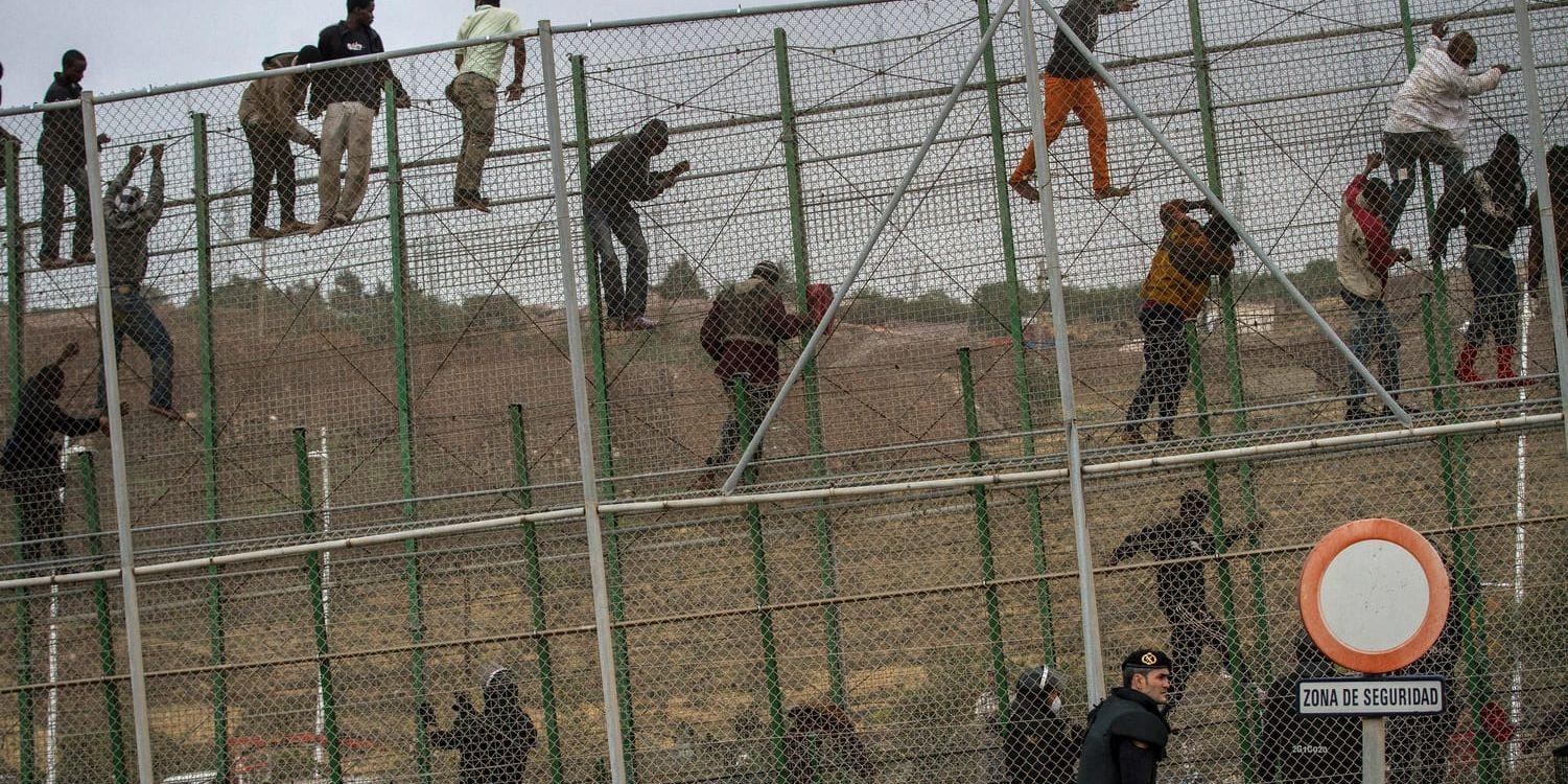 200 migranter forcerade ett gränsstängsel vid den spanska enklaven Melilla. Arkivbild.