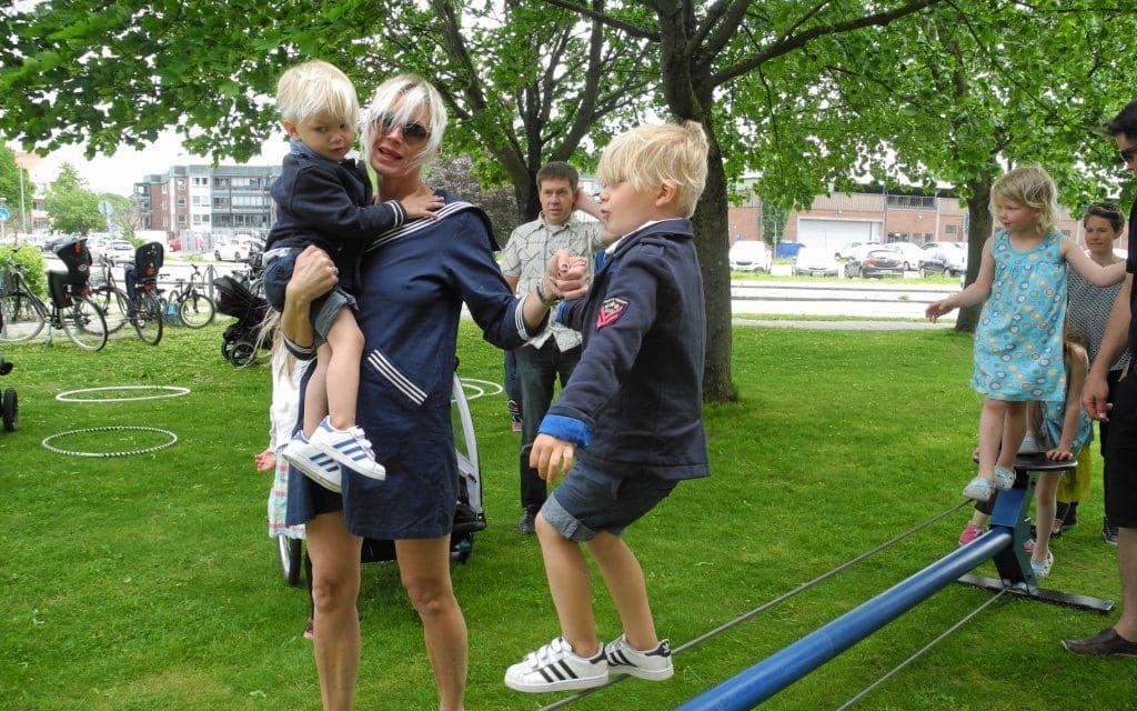 Louise Strömvall fick hjälp av mamma att gå på lina. BILD: Matilda Carlström