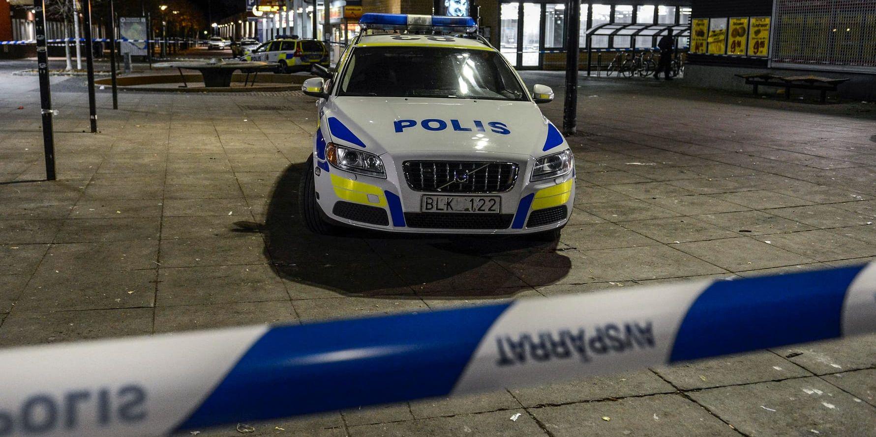 En polisbil vid Tenstagången. Arkivbild.