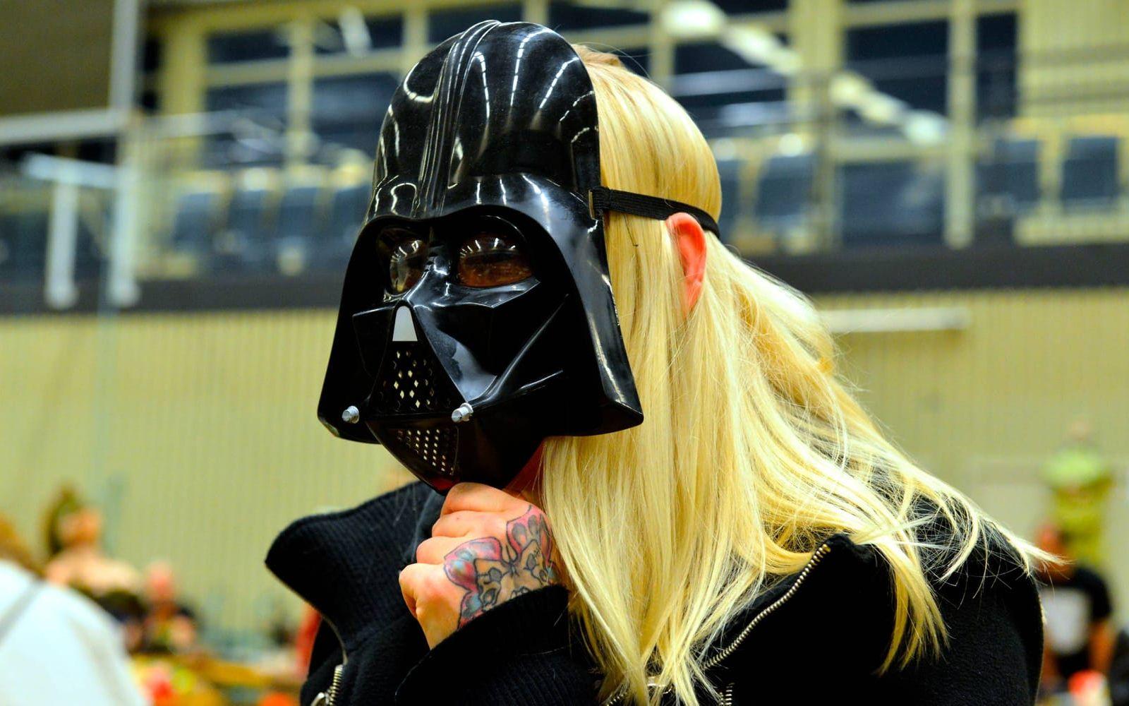 Mia Nyberg testar en Darth Vader-mask på Stora loppisdagen i Varberg. Bild: Maria Åkesson