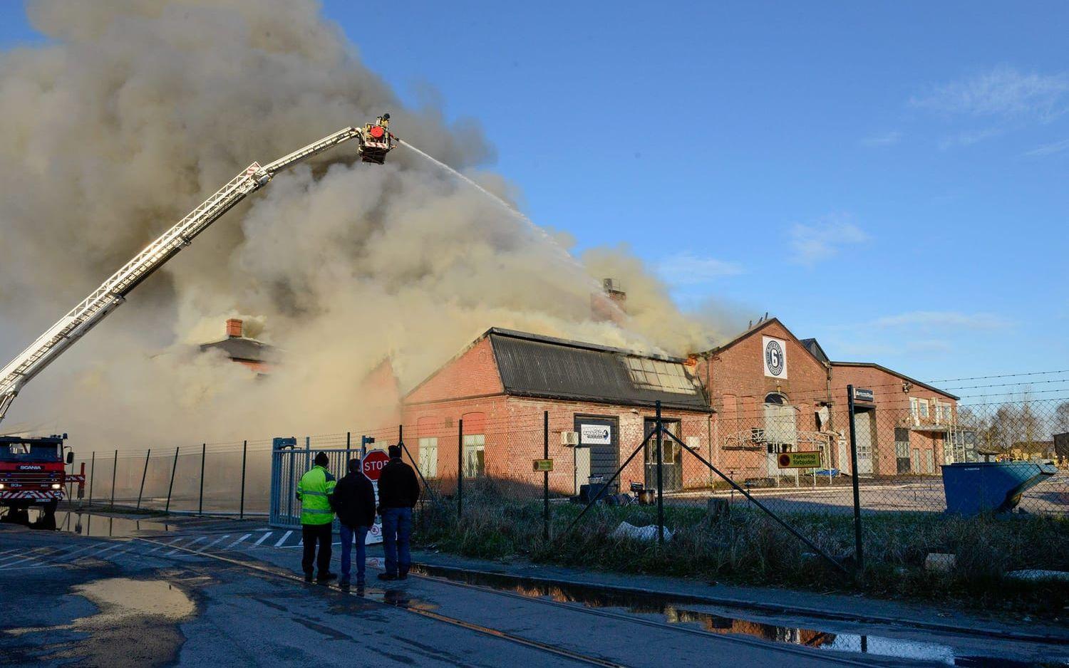 Branden i gamla gjuteriet i Falkenberg orsakade skador för åtminstone 70 miljoner kronor. Det rättsliga efterspelet har börjat. Bild: Petter Tarenius