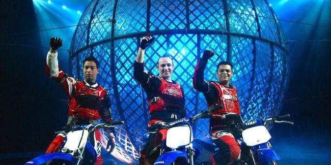 Dödsglob. Motorcyklisterna i gruppen Diorios från Brasilien gör ett klassiskt nummer och är med både i tv-dokumentären om Cirkus Maximum och på nästa års turné som inleds i Älvsered 28 mars. Med då kan den så kallade "dödsgloben" dela på sig.