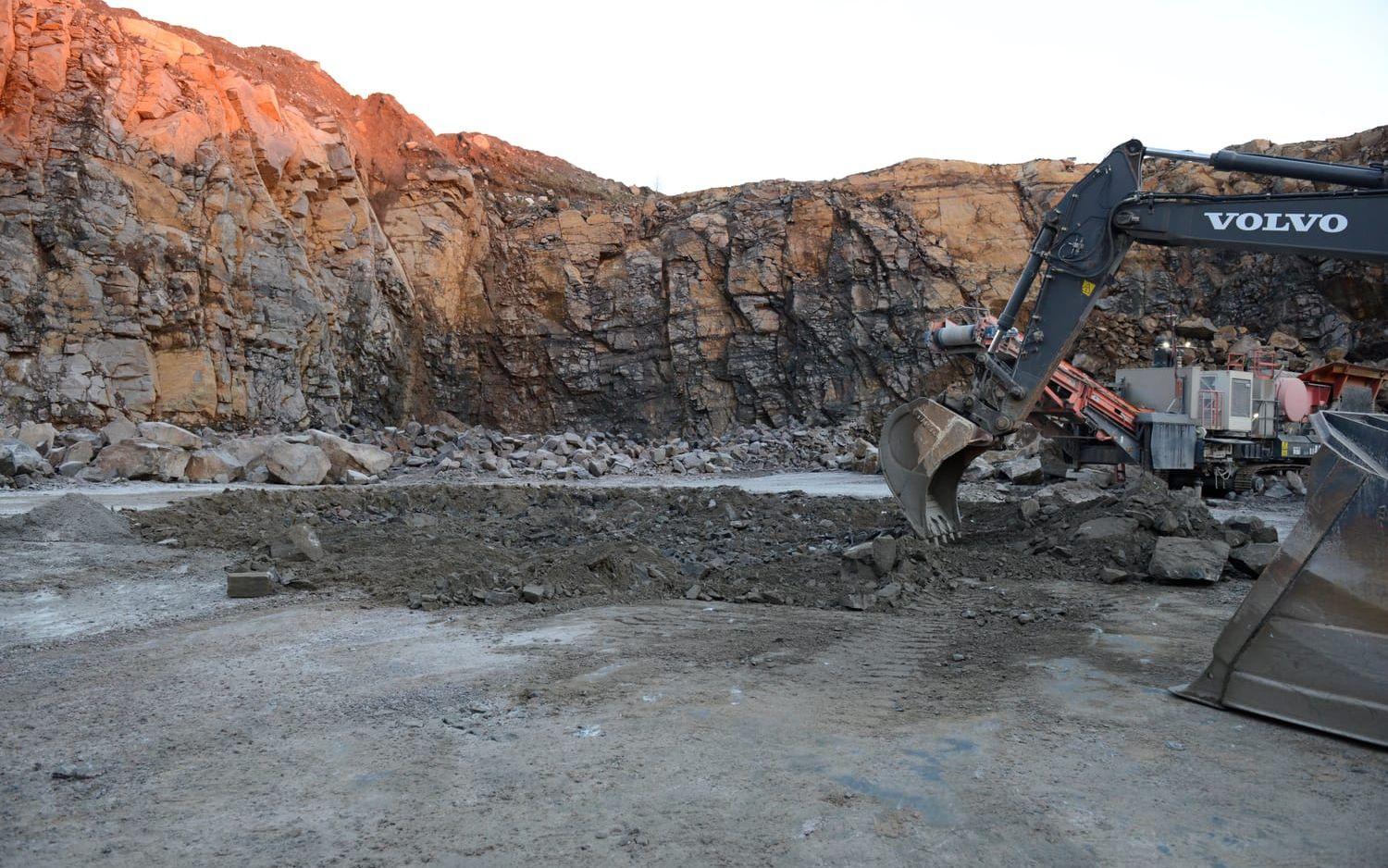 Ett stort hål fick grävas ut för att förhindra en större miljöpåverkan efter att en arbetsfordon läckt 1000 liter diesel. Foto: Carolin Gadallah