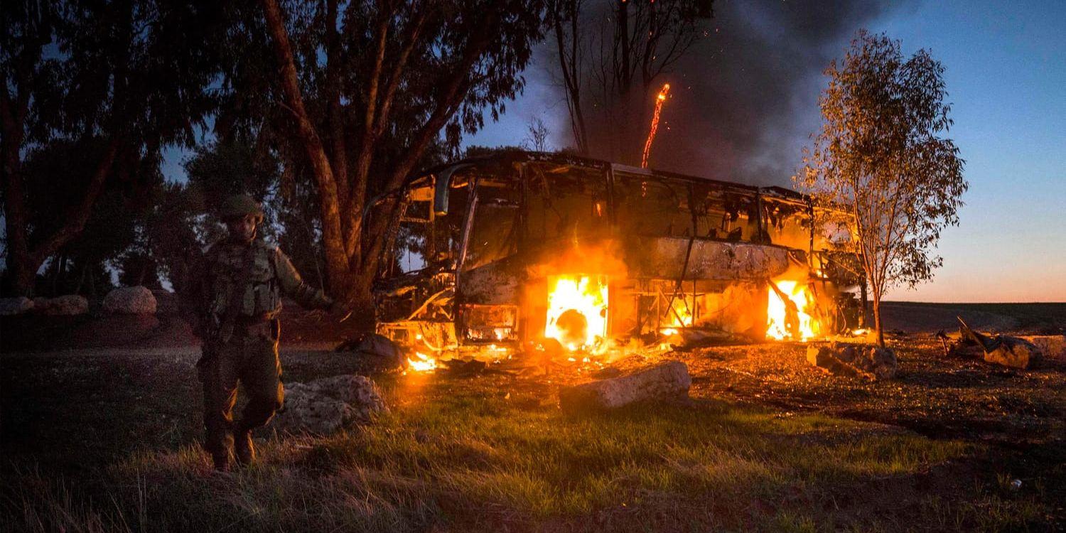 En buss på den israeliska sidan träffades av en raket från Gazaremsan.