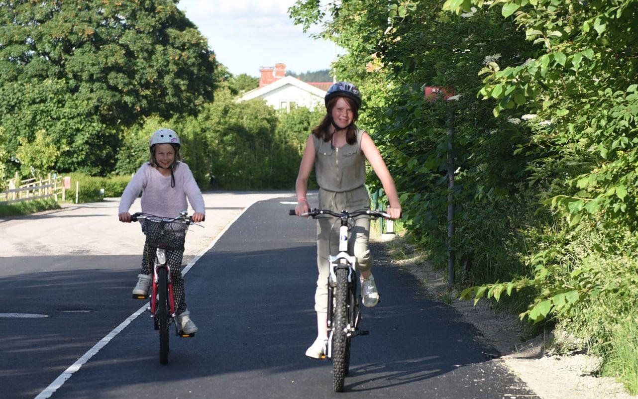 Linnéa Svärdström och Ellinor Sturesson cyklar in den nya gång- och cykelvägen i Veddige. BILD: Matilda Carlström